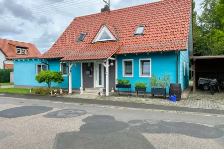 Frontansicht der Immobilie: Platz für die ganze Familie – modernisiertes Einfamilienhaus mit Gartenparadies, Garage und Carport! (Titelbild)