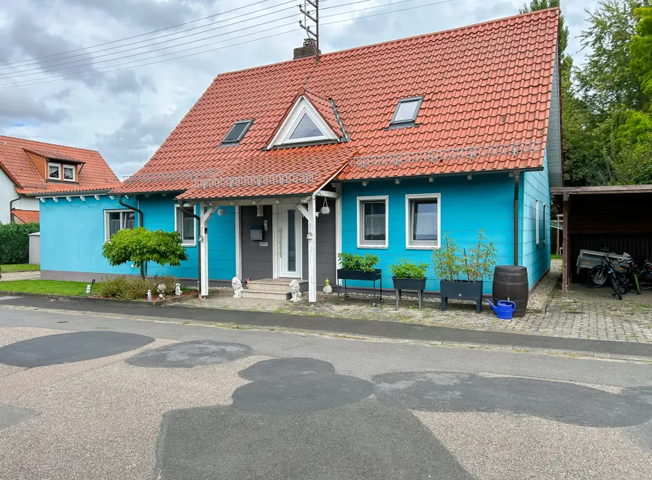 Frontansicht der Immobilie: Platz für die ganze Familie – modernisiertes Einfamilienhaus mit Gartenparadies, Garage und Carport! (Titelbild)