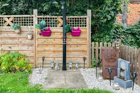 Gartendusche der Immobilie: Platz für die ganze Familie – modernisiertes Einfamilienhaus mit Gartenparadies, Garage und Carport! (Foto)