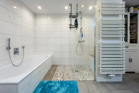 Tageslichtbad der Immobilie: Platz für die ganze Familie – modernisiertes Einfamilienhaus mit Gartenparadies, Garage und Carport! (Foto)