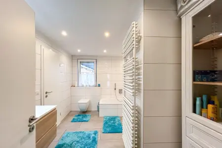 Tageslichtbad der Immobilie: Platz für die ganze Familie – modernisiertes Einfamilienhaus mit Gartenparadies, Garage und Carport! (Foto)