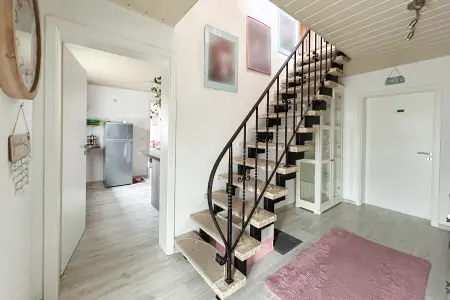 Flur der Immobilie: Platz für die ganze Familie – modernisiertes Einfamilienhaus mit Gartenparadies, Garage und Carport! (Foto)