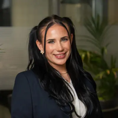 image of agent Laura Behringer