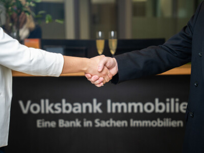 Vertragsabschluss und Hände schütteln