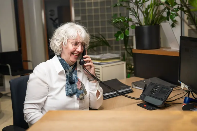 Assistenz telefoniert mit Kunden